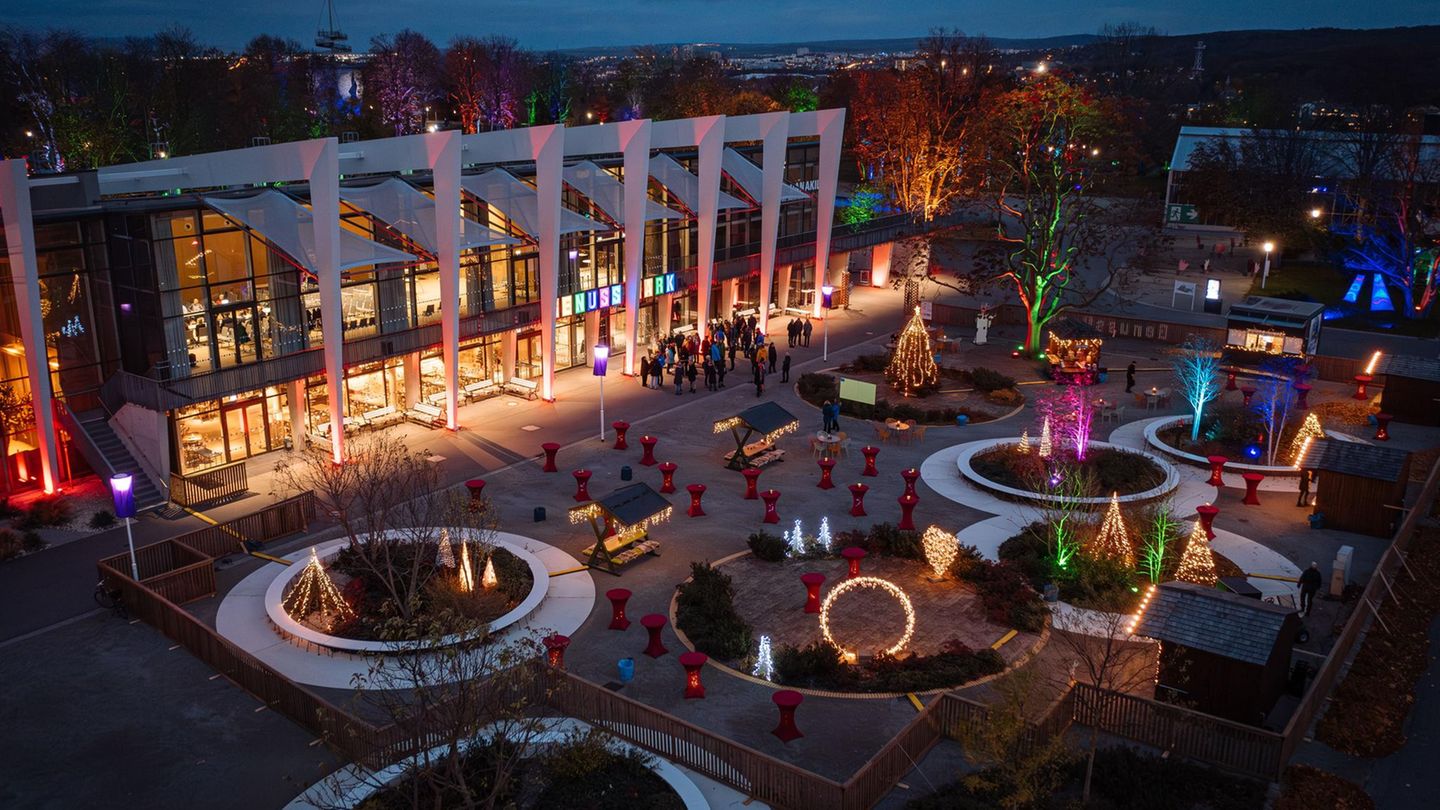 All inclusive: Der Weihnachtsmarkt im Erfurter Egapark  Der Egapark in Erfurt ist ein 36 Hektar großer Erlebnisgarten mitten in Erfurt. Zur Weihnachtszeit verwandeln Lichtinstallationen und Videoprojektionen die Parklandschaft in eine illuminierte Zauberwelt aus Farben und Formen. Im Genusspark warten Glühwein, warmer Apfelstrudel, Zwiebelfleisch, Handbrot und Schupfnudeln mit Sauerkraut. Damit die Gäste beste Sicht auf das Lichtspektakel haben und nirgends lange anstehen müssen, sind Besucherzahlen pro Abend begrenzt. Die Tickets gibt es ausschließlich im Vorverkauf online