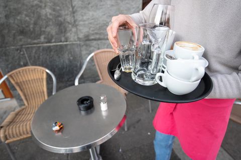 Gastronomie: Ein Kellner räumt einen Tisch in einem Restaurant ab