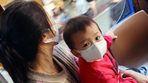 Hong Kong, China: Ein Kind trägt in einem Bus eine FFP2-Maske, Aufnahme vom 09.12.2022