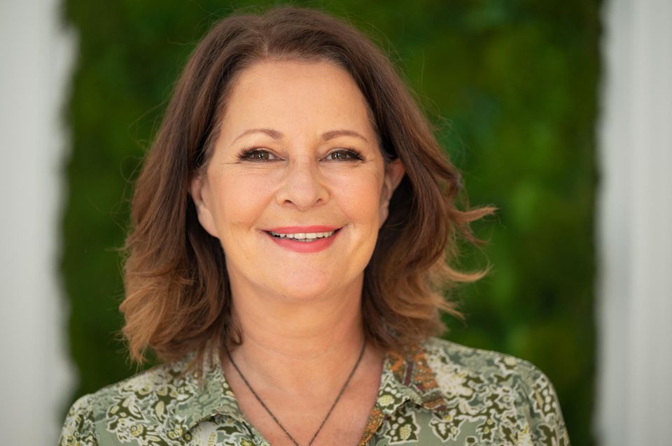 Stefanie Stahl: Eine Frau mit offenen Haaren lächelt in die Kamera