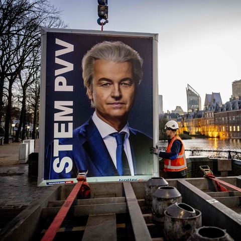 Die Wahl ist vorbei, Plakate werden abgehängt, wie hier in Den Haag – Geert Wilders aber bleibt eine Konstante in der niederländischen Politik. Demnächst womöglich als Regierungschef