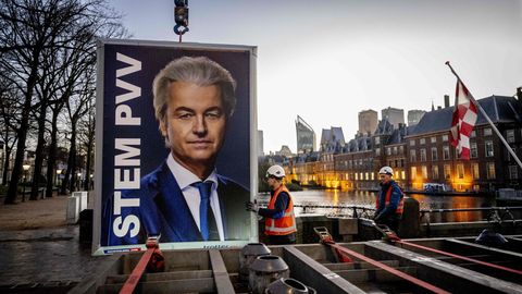 Die Wahl ist vorbei, Plakate werden abgehängt, wie hier in Den Haag – Geert Wilders aber bleibt eine Konstante in der niederländischen Politik. Demnächst womöglich als Regierungschef