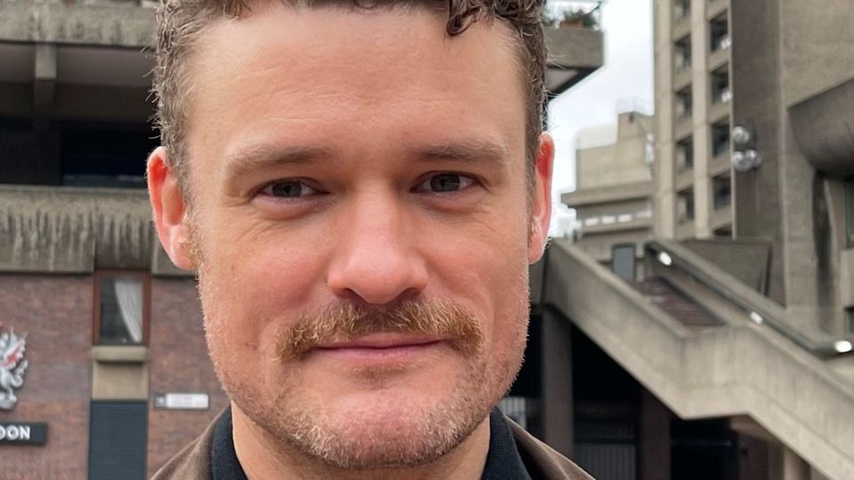 Der niederländische Politikwissenschaftler Dr. Stijn van Kessel ist Assistenzprofessor an der Queen Mary University in London und forscht vor allem zu Rechtspopulismus und Euroskeptizismus