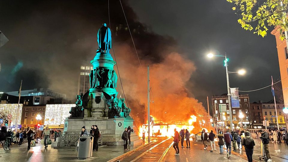 In Dublin kommt es nach einem Messerangriff zu Krawallen. Ein Bus brennt. In Dublin kommt es nach einem Messerangriff zu Krawallen. Ein Bus brennt.