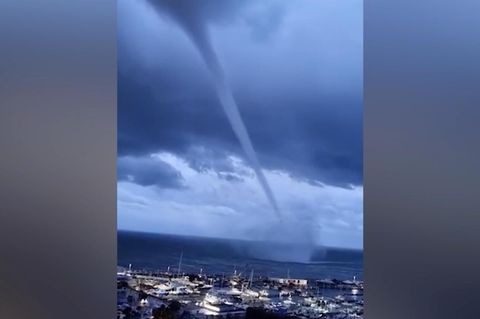 Italien: Gewaltiges Naturschauspiel: Anwohner filmen riesige Wasserhose vor Amalfiküste