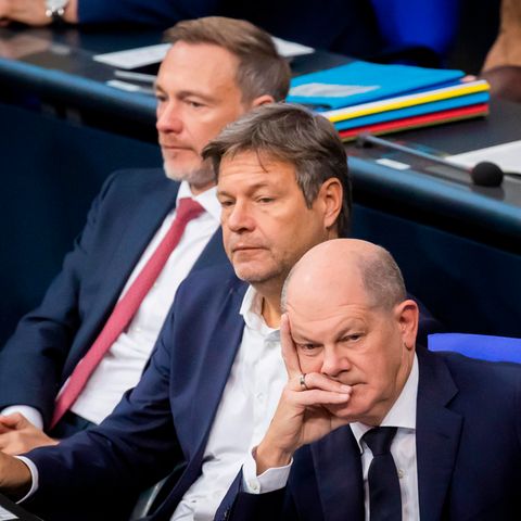 Olaf Scholz (SPD, r-l), Robert Habeck (Bündnis 90/Die Grünen, Mitte) und Christian Lindner (FDP)