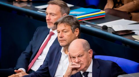 Olaf Scholz (SPD, r-l), Robert Habeck (Bündnis 90/Die Grünen, Mitte) und Christian Lindner (FDP)