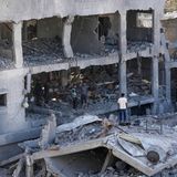 Unbewohnbar: Palästinenser inspizieren die Trümmer eines zerstörten Gebäudes in Nuseirat