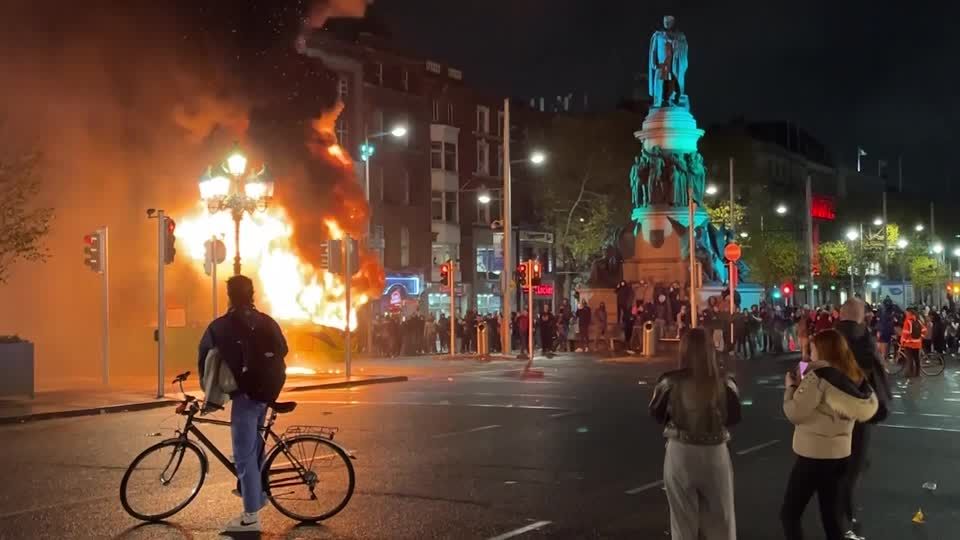 Video: Krawalle nach Messerattacke in Dublin
