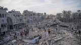 Einwohner der Stadt Deir al-Balah betrachten die Folgen eines israelischen Bombenangriffs