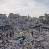 Einwohner der Stadt Deir al-Balah betrachten die Folgen eines israelischen Bombenangriffs