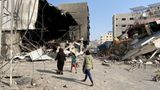 Unterwegs zwischen Trümmern: Palästinenserinnen in Al-Seitun, einem Viertel im Süden von Gaza-Stadt