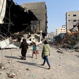 Unterwegs zwischen Trümmern: Palästinenserinnen in Al-Seitun, einem Viertel im Süden von Gaza-Stadt