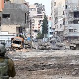 Demolierte Gebäude, ausgebrannte Fahrzeuge: Israelische Panzer und Soldaten in einer Straße im Norden des Gazastreifens