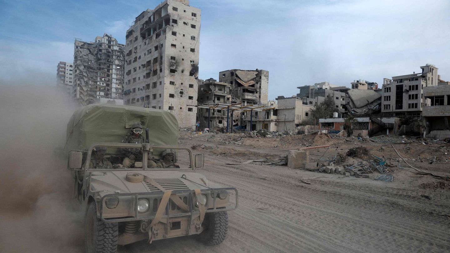 Israelische Soldaten vor zerstörten Häusern im Norden des Gazastreifens