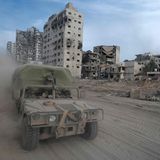 Israelische Soldaten vor zerstörten Häusern im Norden des Gazastreifens