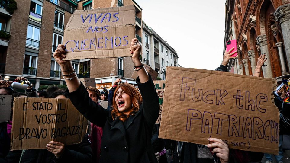 Una donna tiene in mano un cartello di protesta