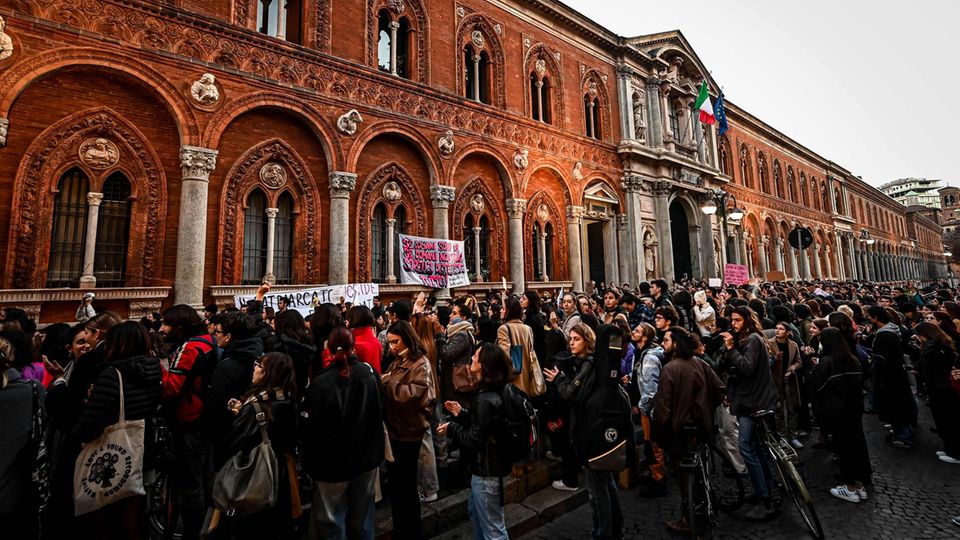 Menschenmassen versammeln sich vor der Universität von Mailand zum Protest Menschenmassen versammeln sich vor der Universität von Mailand zum Protest