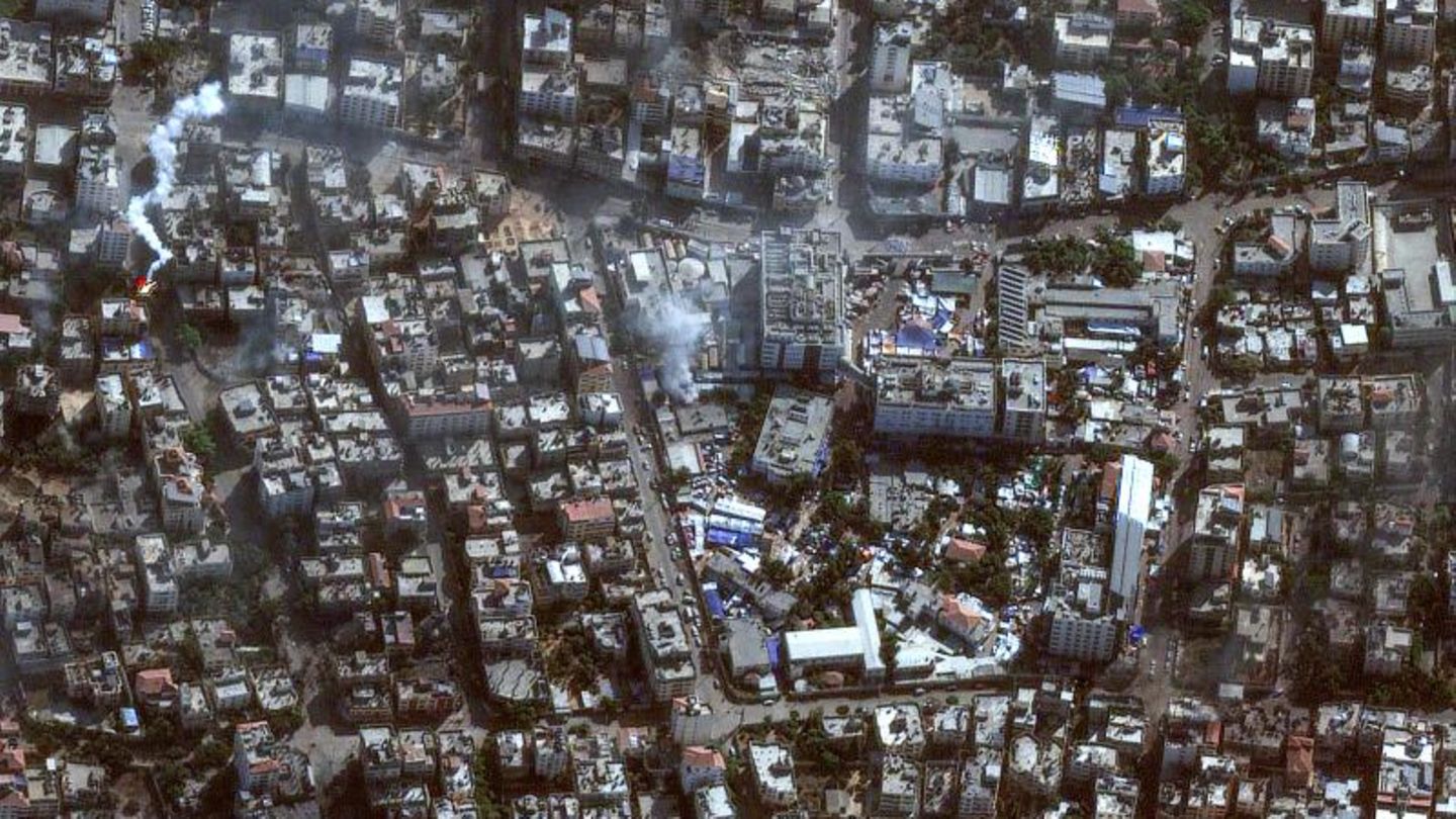 Dieses Satellitenbild vom 12. November zeigt Schäden und aufsteigenden Rauch rund um das Schifa-Krankenhaus in Gaza-Stadt