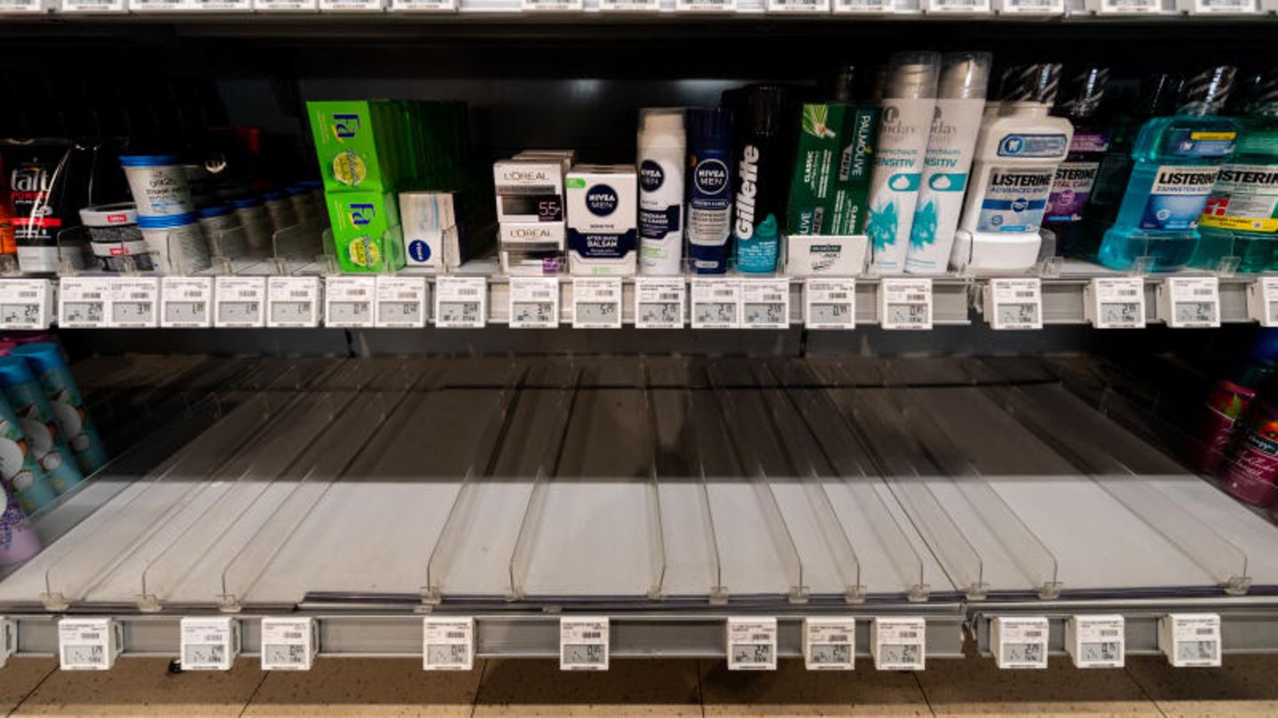 Ein leeres Supermarkt-Regal