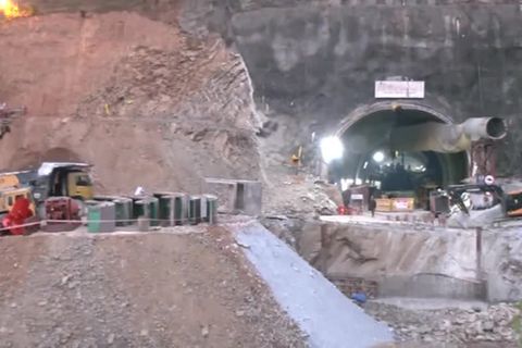 Video: Rückschlag bei Rettungsbemühungen um verschüttete Tunnel-Arbeiter