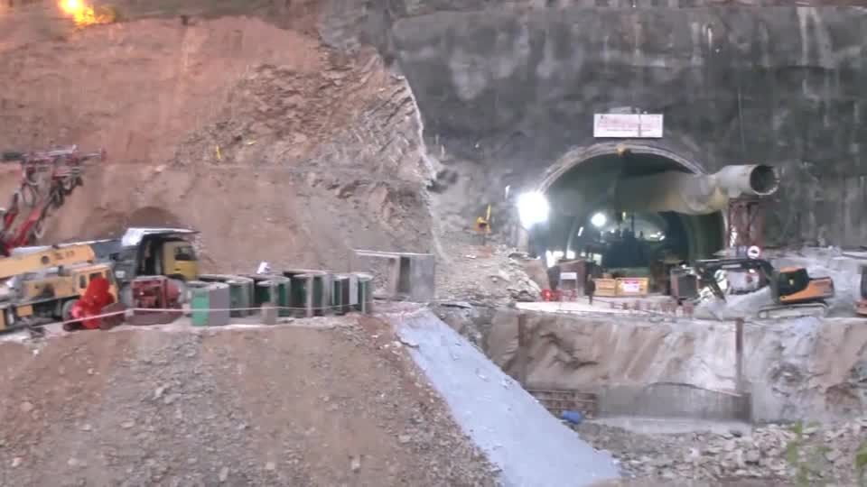 Video: Rückschlag bei Rettungsbemühungen um verschüttete Tunnel-Arbeiter