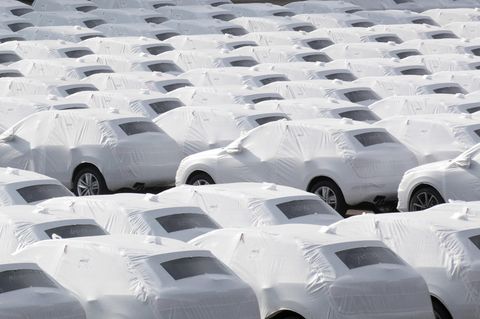 Audi-Fahrzeuge des Volkswagen Konzerns stehen im Hafen von Emden zur Verschiffung bereit (Archivbild)