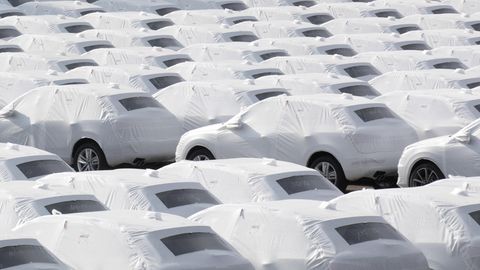Audi-Fahrzeuge des Volkswagen Konzerns stehen im Hafen von Emden zur Verschiffung bereit (Archivbild)