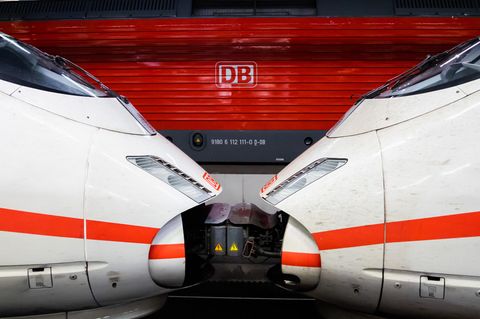 Züge der Deutschen Bahn in einem Bahnhof