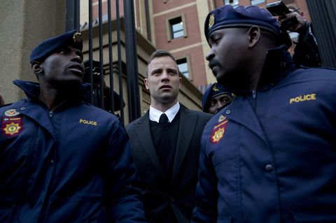 Der südafrikanische Paralympionike Oscar Pistorius verlässt das Oberste Gericht in Pretoria im Jahr 2016