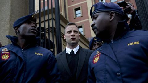 Der südafrikanische Paralympionike Oscar Pistorius verlässt das Oberste Gericht in Pretoria im Jahr 2016