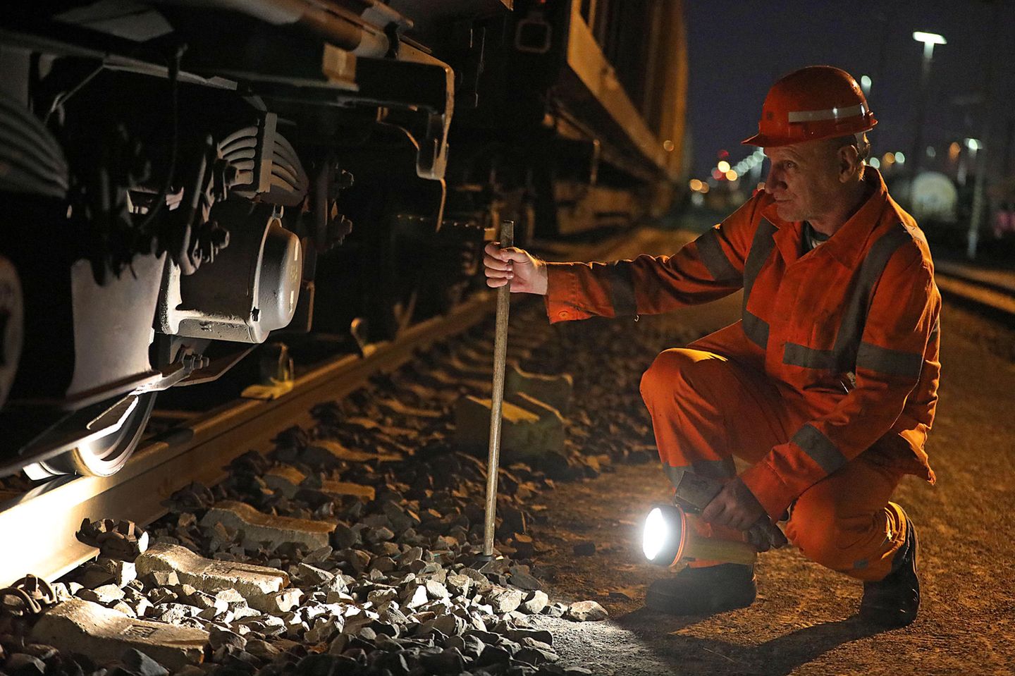 Wagenmeister bei der Arbeit – einer von Hunderten Berufen bei deutschen Eisenbahnunternehmen