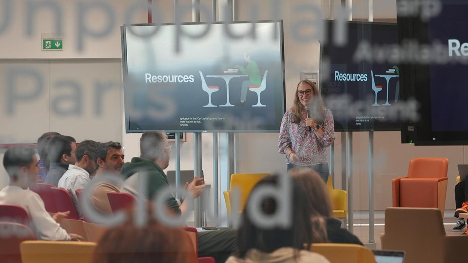 Sarah Herrlinger: In der Apple Developer Academy in Neapel sprach Sarah Herrlinger mit Software-Entwicklern über Barrierefreiheit und stellte Apple-Funktionen wie Liveuntertitel für Präsentationen vor. Neben ihr waren auch Sprecher von Unternehmen auf der Bühne, die besondere Erfahrung in dem Bereich haben. "Accessibility ist kein Problem, das isoliert gelöst werden muss. Sondern eine Kultur, die man aufbaut“, erklärte etwa Lina Ruiz von Wetransfer. Es gehe darum, besondere Bedürfnisse der Nutzer bei jedem neuen Feature und bei jedem Update im Kopf zu behalten. Das kann sich aber auch finanziell lohnen, berichtet Jonathan Chacon vom spanischen Unternehmen Cabify. Der Taxi-Service bietet zahlreiche Optionen für Menschen mit Behinderung und erlaubt es etwa, sich vom Taxifahrer gezielt ansprechen zu lassen, wenn man nicht in der Lage ist, das Ankommen des Wagens zu sehen. Die Kunden nehmen das begeistert an: "Wir konnten mehr als 100.000 Kunden durch unsere Accessibility-Features gewinnen." In der Apple Developer Academy in Neapel sprach Sarah Herrlinger mit Software-Entwicklern über Barrierefreiheit und stellte Apple-Funktionen wie Liveuntertitel für Präsentationen vor. Neben ihr waren auch Sprecher von Unternehmen auf der Bühne, die besondere Erfahrung in dem Bereich haben. "Accessibility ist kein Problem, das isoliert gelöst werden muss. Sondern eine Kultur, die man aufbaut“, erklärte etwa Lina Ruiz von Wetransfer. Es gehe darum, besondere Bedürfnisse der Nutzer bei jedem neuen Feature und bei jedem Update im Kopf zu behalten. Das kann sich aber auch finanziell lohnen, berichtet Jonathan Chacon vom spanischen Unternehmen Cabify. Der Taxi-Service bietet zahlreiche Optionen für Menschen mit Behinderung und erlaubt es etwa, sich vom Taxifahrer gezielt ansprechen zu lassen, wenn man nicht in der Lage ist, das Ankommen des Wagens zu sehen. Die Kunden nehmen das begeistert an: "Wir konnten mehr als 100.000 Kunden durch unsere Accessibility-Features gewinnen."
