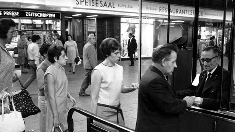 Alltag in den 1960ern: Am Hauptbahnhof von Frankfurt am Main werden die Bahnsteigkarten kontrolliert