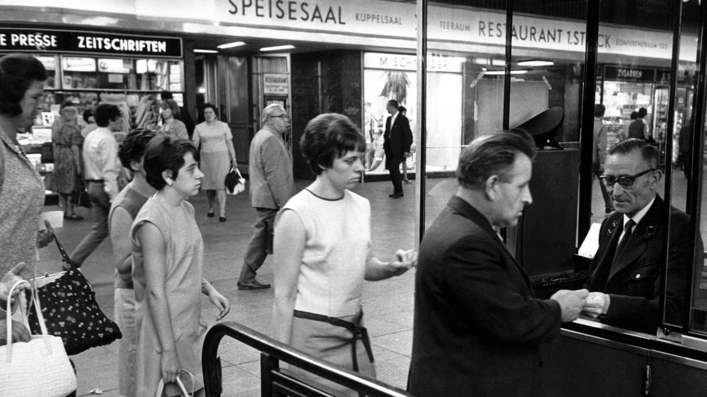 Alltag in den 1960ern: Am Hauptbahnhof von Frankfurt am Main werden die Bahnsteigkarten kontrolliert