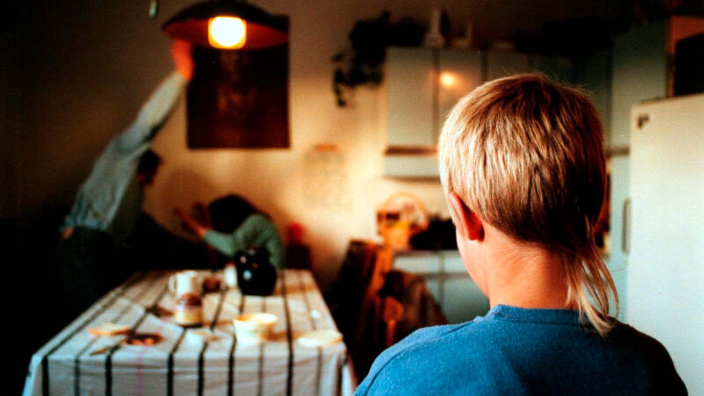 Kinder sind oft Zeugen häuslicher Gewalt – auch sie leiden darunter (Symbolbild)