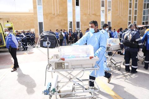 Ein Frühchen wird im Inkubator aus dem Gazastreifen nach Ägypten transportiert