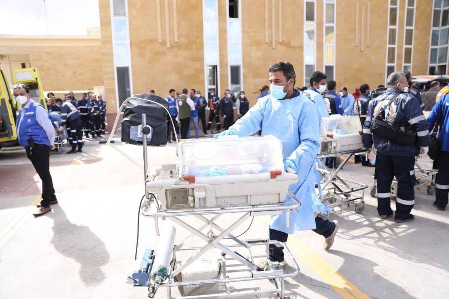 Frühchen-Transport aus dem Gazastreifen nach Ägypten Ein Frühchen wird im Inkubator aus dem Gazastreifen nach Ägypten transportiert
