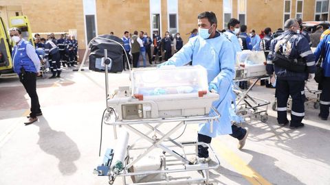 Ein Frühchen wird im Inkubator aus dem Gazastreifen nach Ägypten transportiert