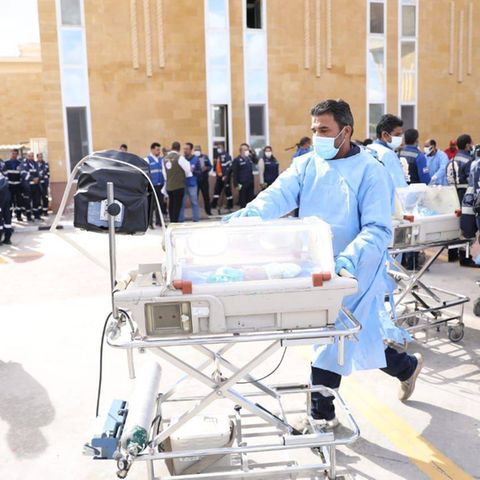 Ein Frühchen wird im Inkubator aus dem Gazastreifen nach Ägypten transportiert