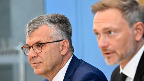 Werner Gatzer und Bundesfinanzminister Christian Linder (FDP) auf einer Pressekonferenz im Juli