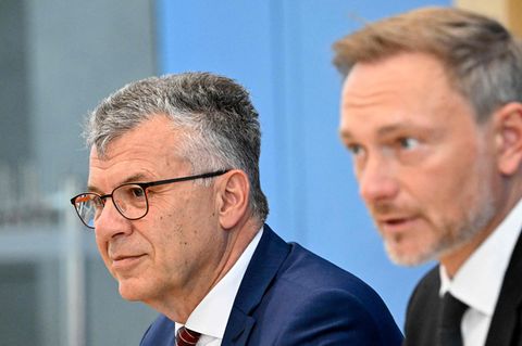 Werner Gatzer und Bundesfinanzminister Christian Linder (FDP) auf einer Pressekonferenz im Juli
