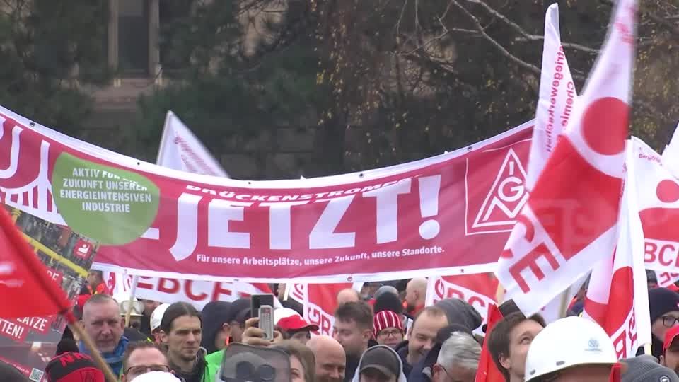 Video: Industrie-Mitarbeiter demonstrieren für Brückenstrompreis