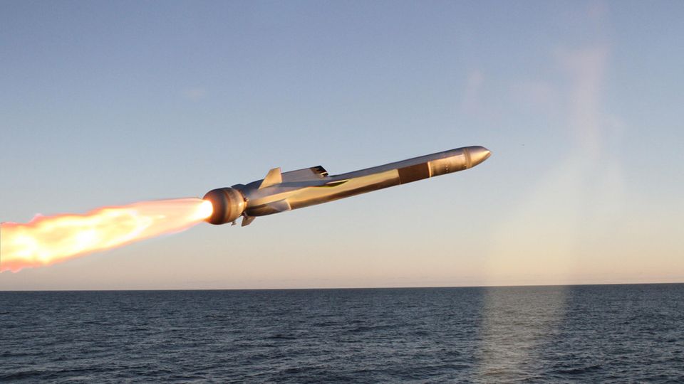 Eine Naval Strike Missile (NSM) des norwegischen Rüstungskonzerns Kongsberg Defence and Aerospace