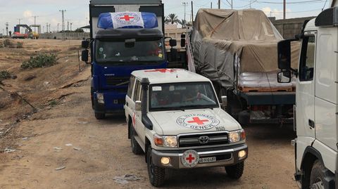Ein Konvoi des Internationalen Rotes Kreuzes überquert den Grenzübergang von Ägypten nach Rafah im Gaza-Streifen