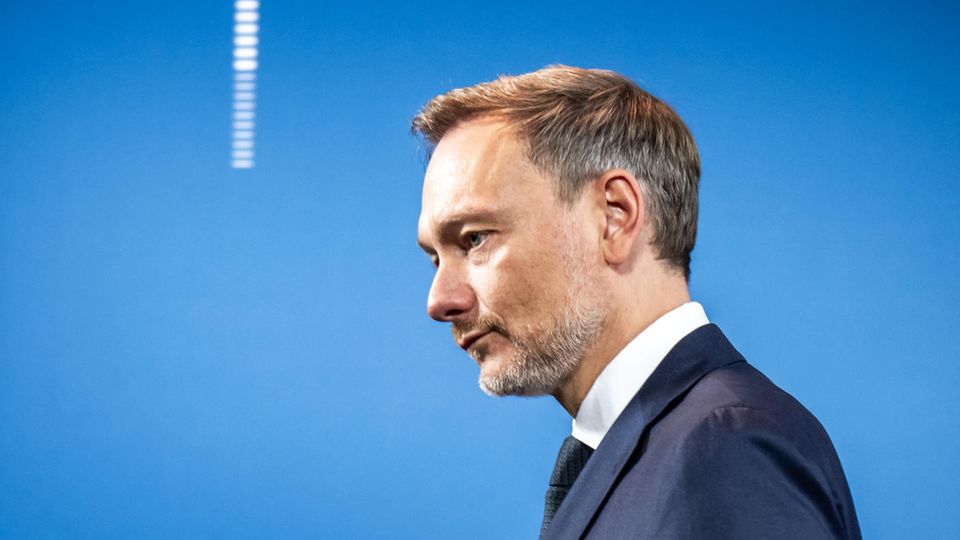 Bundesfinanzminister Christian Lindner gibt ein Pressestatement zum Haushalts-Urteil des Bundesverfassungsgerichts