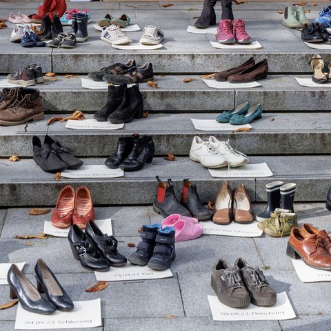 mehrere Paar Schuhe stehen auf einer Treppe