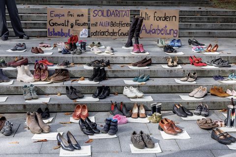 mehrere Paar Schuhe stehen auf einer Treppe