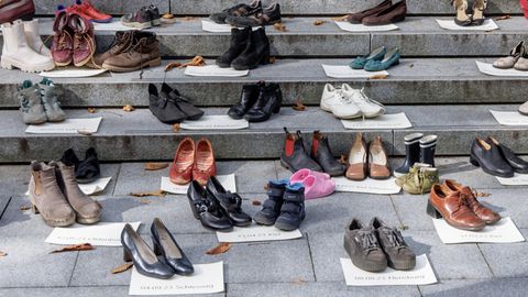 mehrere Paar Schuhe stehen auf einer Treppe