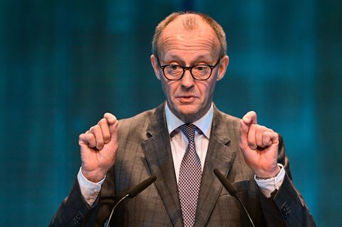 Friedrich Merz steht vor einem Mikrofon und gestikuliert mit beiden Händen während einer Rede